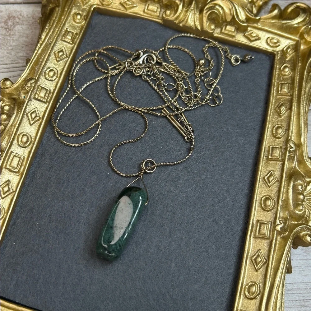 Elegant Green Stone Pendant Necklace